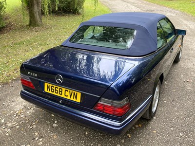 Lot 34 - 1995 Mercedes-Benz E220 Cabriolet