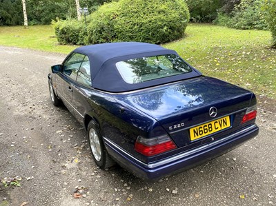 Lot 34 - 1995 Mercedes-Benz E220 Cabriolet