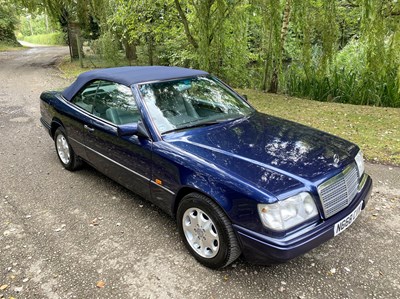 Lot 34 - 1995 Mercedes-Benz E220 Cabriolet