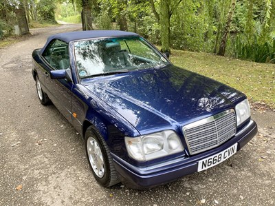Lot 34 - 1995 Mercedes-Benz E220 Cabriolet