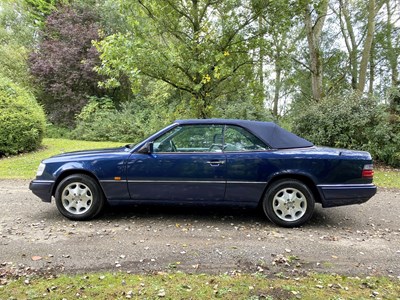 Lot 34 - 1995 Mercedes-Benz E220 Cabriolet