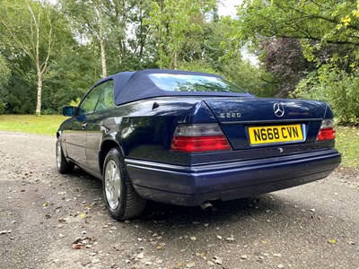 Lot 34 - 1995 Mercedes-Benz E220 Cabriolet