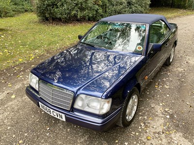Lot 34 - 1995 Mercedes-Benz E220 Cabriolet