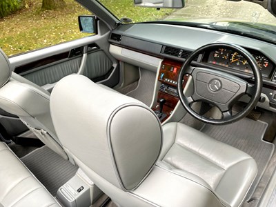 Lot 34 - 1995 Mercedes-Benz E220 Cabriolet