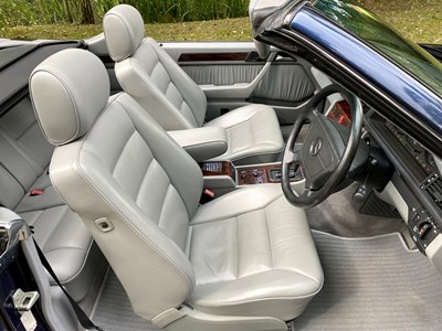 Lot 34 - 1995 Mercedes-Benz E220 Cabriolet