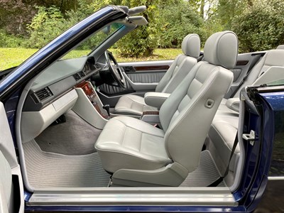 Lot 34 - 1995 Mercedes-Benz E220 Cabriolet