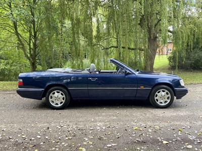 Lot 34 - 1995 Mercedes-Benz E220 Cabriolet