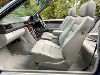 Lot 34 - 1995 Mercedes-Benz E220 Cabriolet