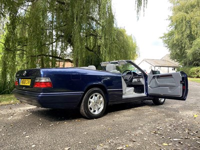 Lot 34 - 1995 Mercedes-Benz E220 Cabriolet
