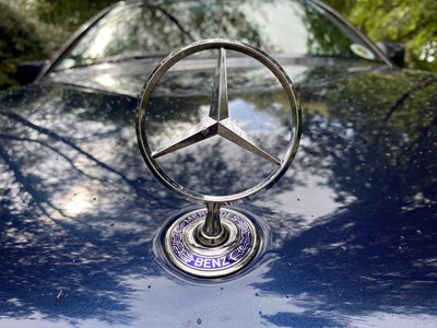 Lot 34 - 1995 Mercedes-Benz E220 Cabriolet