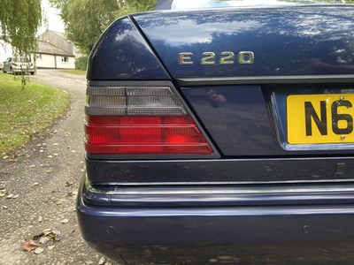 Lot 34 - 1995 Mercedes-Benz E220 Cabriolet