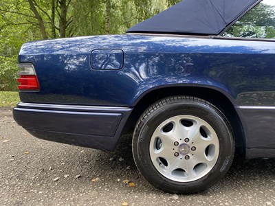 Lot 34 - 1995 Mercedes-Benz E220 Cabriolet