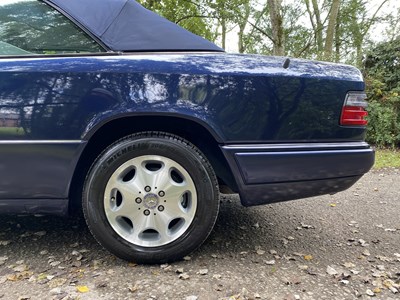 Lot 34 - 1995 Mercedes-Benz E220 Cabriolet