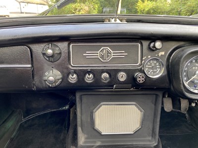 Lot 37 - 1971 MGB Roadster
