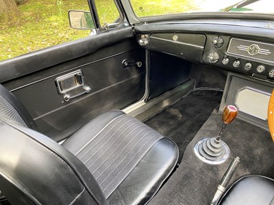 Lot 37 - 1971 MGB Roadster