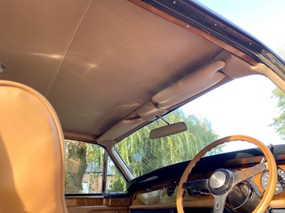 Lot 7 - 1971 Rolls-Royce Corniche Saloon