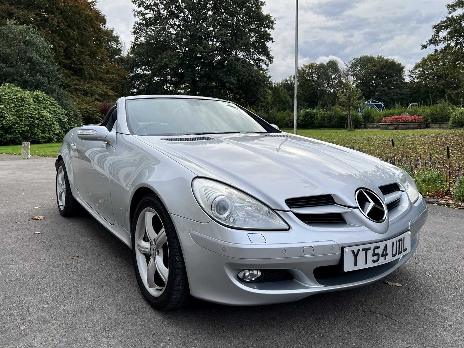 Lot 7 - 2004 Mercedes-Benz SLK 350