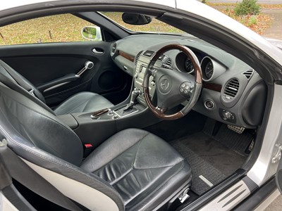 Lot 7 - 2004 Mercedes-Benz SLK 350
