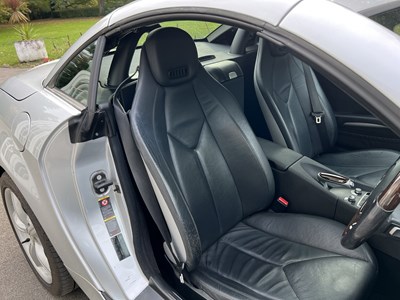 Lot 7 - 2004 Mercedes-Benz SLK 350