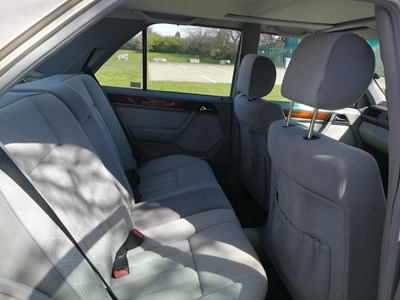 Lot 91 - 1994 Mercedes-Benz E220