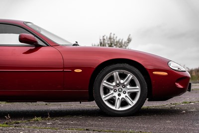Lot 69 - 1999 Jaguar XK8 4.0