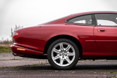 Lot 69 - 1999 Jaguar XK8 4.0