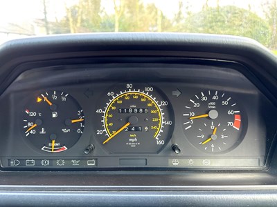 Lot 23 - 1990 Mercedes-Benz 260 E
