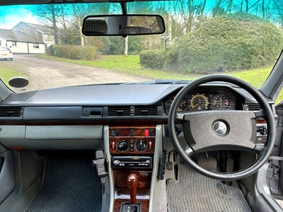 Lot 23 - 1990 Mercedes-Benz 260 E
