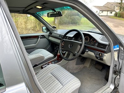 Lot 23 - 1990 Mercedes-Benz 260 E
