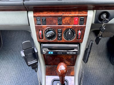 Lot 23 - 1990 Mercedes-Benz 260 E