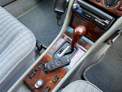 Lot 23 - 1990 Mercedes-Benz 260 E
