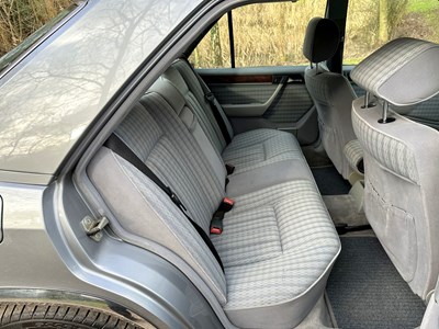 Lot 23 - 1990 Mercedes-Benz 260 E