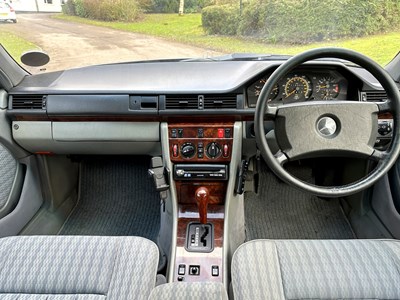 Lot 23 - 1990 Mercedes-Benz 260 E
