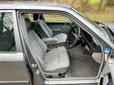 Lot 23 - 1990 Mercedes-Benz 260 E