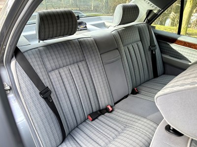 Lot 23 - 1990 Mercedes-Benz 260 E