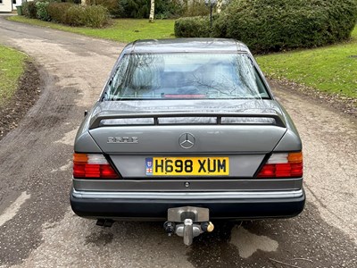 Lot 23 - 1990 Mercedes-Benz 260 E