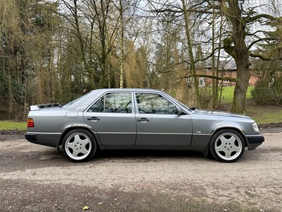 Lot 23 - 1990 Mercedes-Benz 260 E