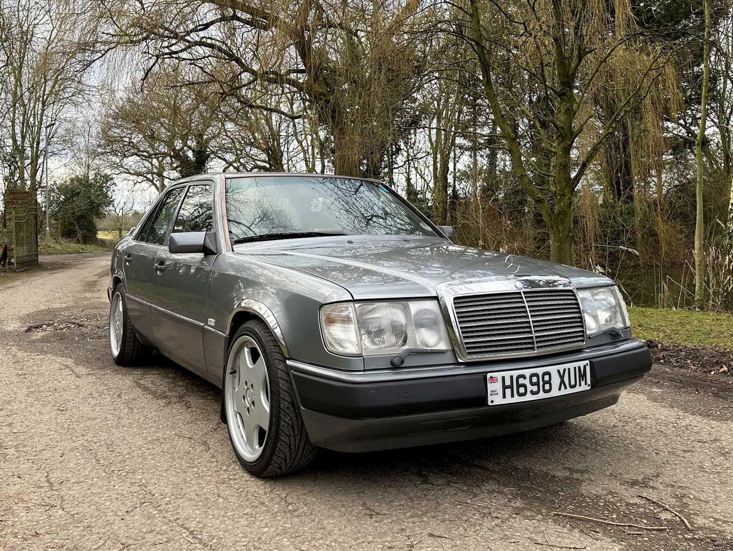 Lot 23 - 1990 Mercedes-Benz 260 E