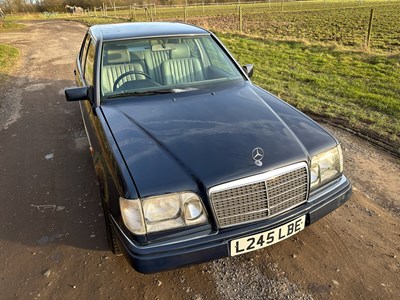 Lot 2 - 1993 Mercedes-Benz E200 Elegance