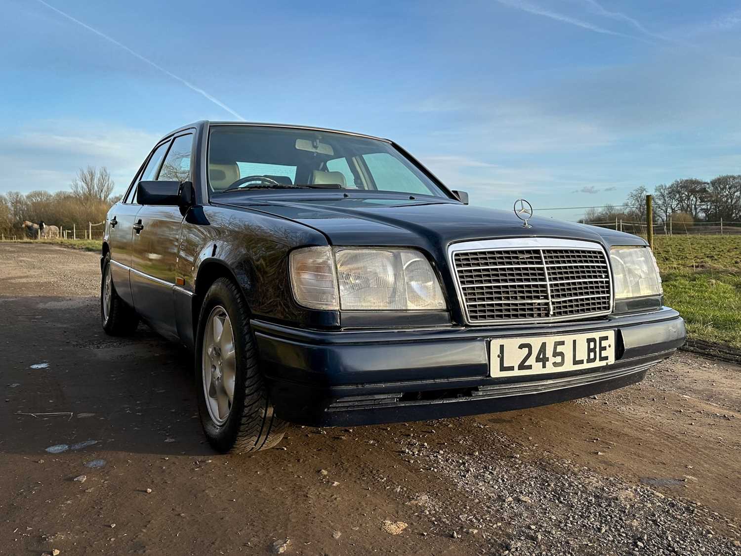 Lot 2 - 1993 Mercedes-Benz E200 Elegance