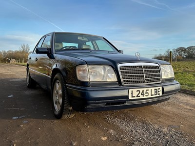 Lot 2 - 1993 Mercedes-Benz E200 Elegance