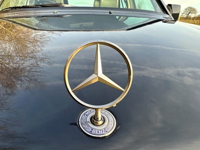 Lot 2 - 1993 Mercedes-Benz E200 Elegance