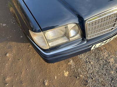 Lot 2 - 1993 Mercedes-Benz E200 Elegance