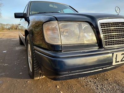 Lot 2 - 1993 Mercedes-Benz E200 Elegance