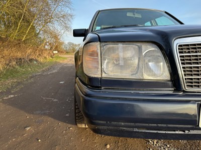 Lot 2 - 1993 Mercedes-Benz E200 Elegance