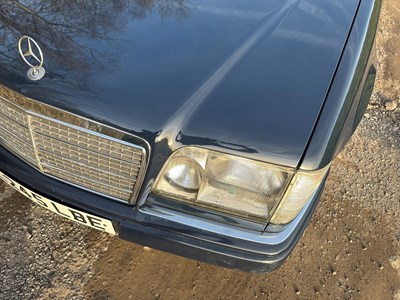 Lot 2 - 1993 Mercedes-Benz E200 Elegance