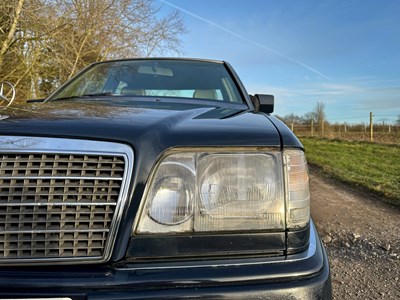 Lot 2 - 1993 Mercedes-Benz E200 Elegance