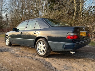 Lot 2 - 1993 Mercedes-Benz E200 Elegance
