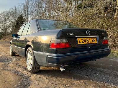 Lot 2 - 1993 Mercedes-Benz E200 Elegance