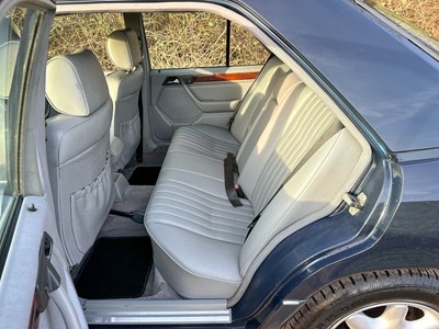 Lot 2 - 1993 Mercedes-Benz E200 Elegance